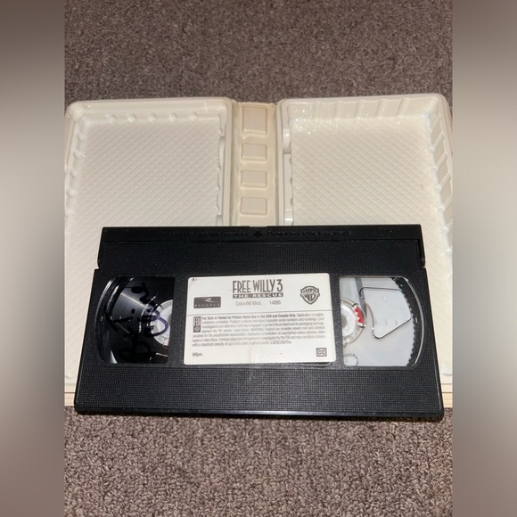 ~6/$10 MOVIES VHS/DVDS~ Free Willy 3: The Rescue VHS Movie In Clamshell 1997 - Picture 3 of 7